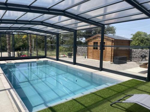 Authentique bergerie rénovée avec piscine intérieure chauffée - FR-1-489-471