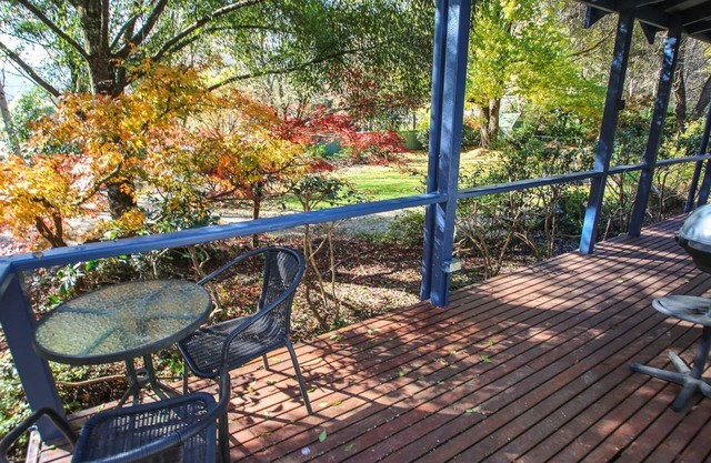 AUTUMN LEAF COTTAGE 1: Harrietville