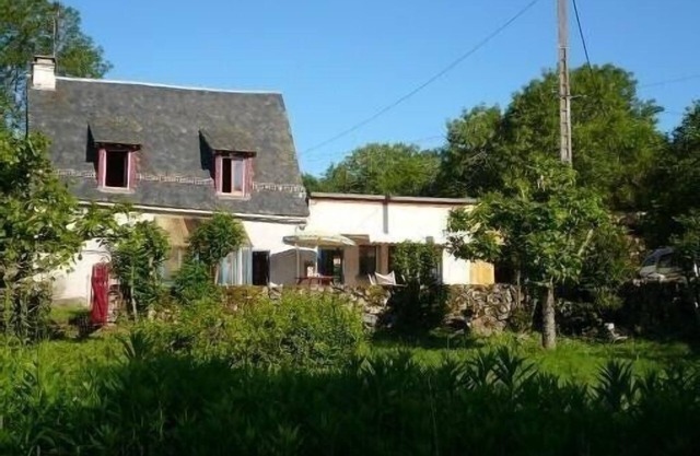 Auvergne with family 8 pers, house and studio, garden,