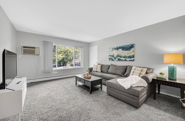 AVAIL 10/29- 1 bed/1 bath downtown Crown Point