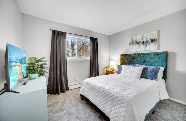 AVAIL 12/22 - 2 bed/1 bath APT downtown Crown Point