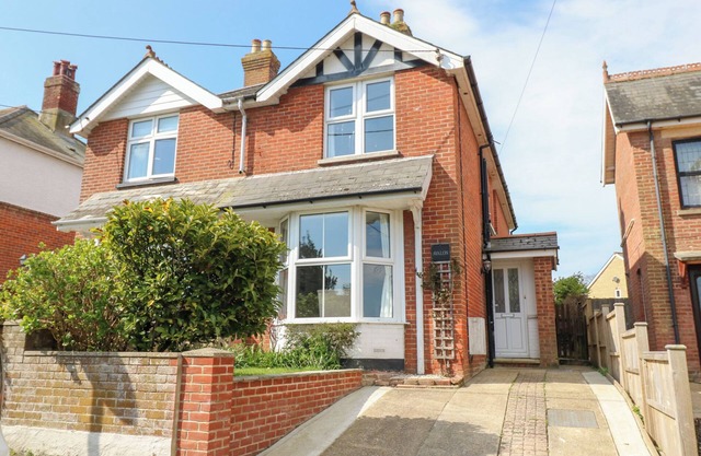 AVALON, family friendly, with a garden in Freshwater
