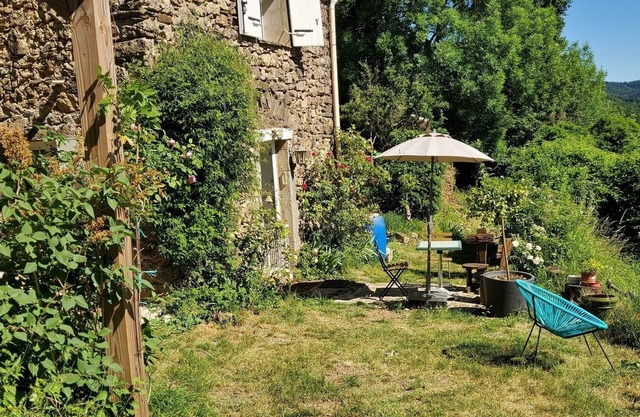 Avène, Charming house on a green hill and calm.
