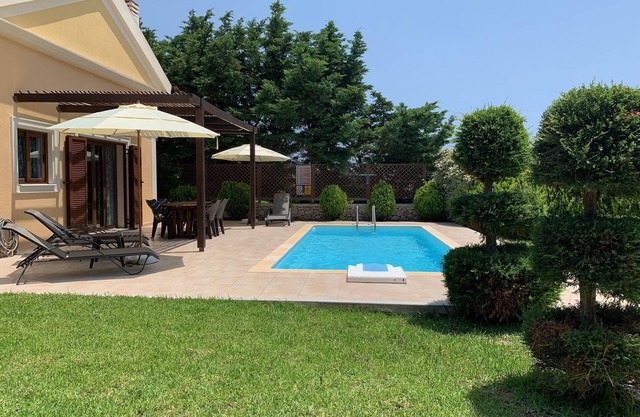 Avithos Beach 2 Mins. Private Pool & Garden. Airport 10 Minutes.