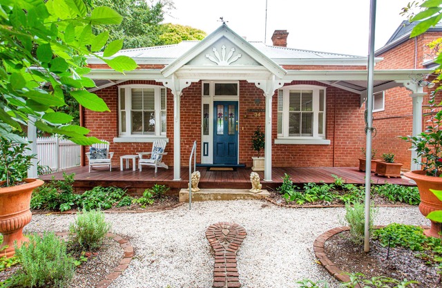 Avonleigh - Beautiful 3 Bedroom Home. Lovely Garden one block from town centre