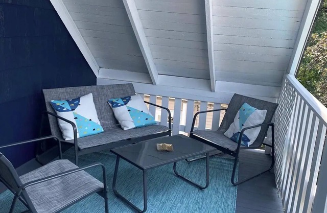 Award-winning, charming, 1-bedroom apartment with AC, WiFi in Pleasant Oak Park