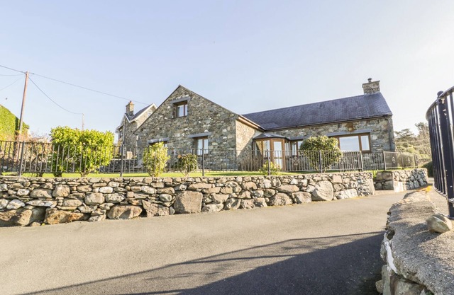 AWEL Y LLAN, family friendly, character holiday cottage in Llanfair