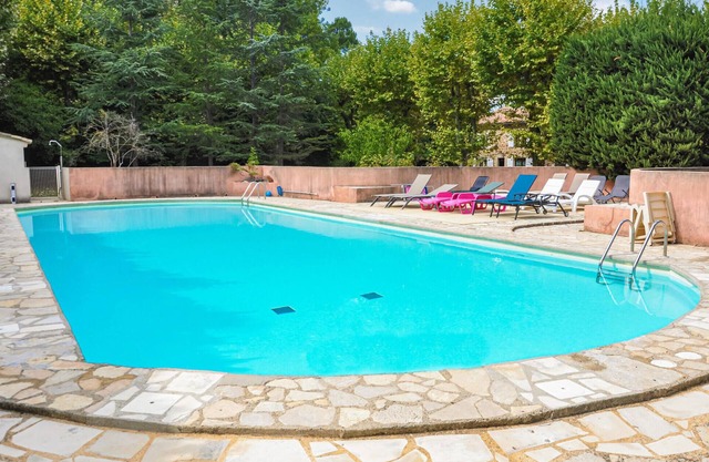 Awesome apartment in Rustrel