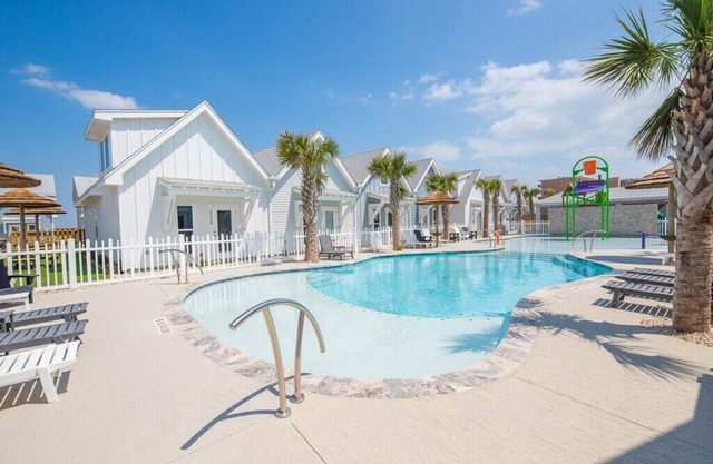 Awesome Family Getaway! READ OUR REVIEWS Beautiful 2/2 bth T/H, 1blk to Beach