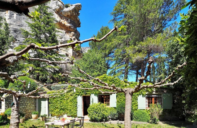 Awesome home in Les Baux De Provence