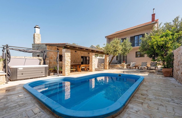 Awesome home in Betina