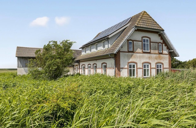 Awesome home in Højer with WiFi