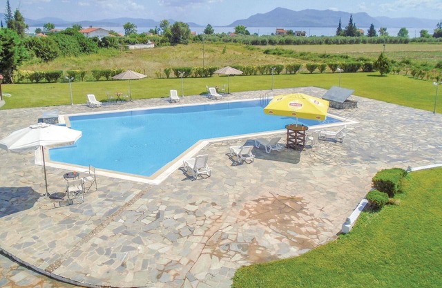 Awesome home in Kamena Vourla