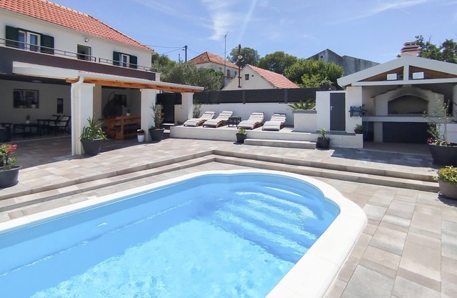 Awesome home in Ljubitovica