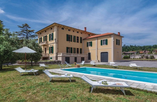 Awesome home in Lucca LU