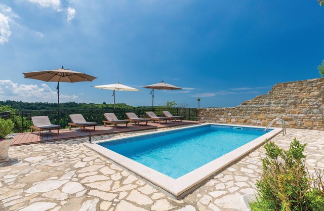Awesome home in Momjan