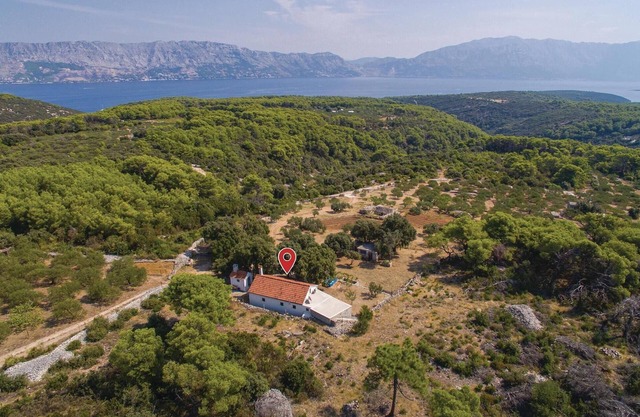 Awesome home in Pucisca with WiFi