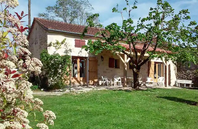 Awesome home in Sauzet with kitchen