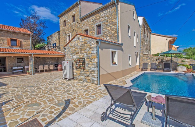 Awesome home in Smarje