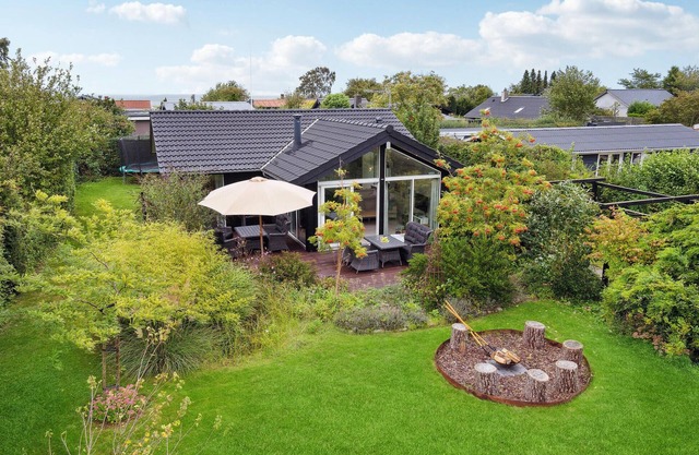 Awesome home in Strøby with WiFi