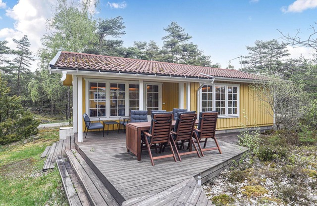 Awesome home in Strömstad with kitchen