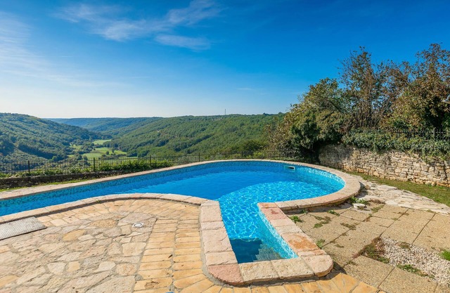 Awesome home in Tinjan