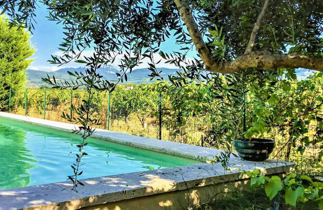 Awesome home in Violès with WiFi