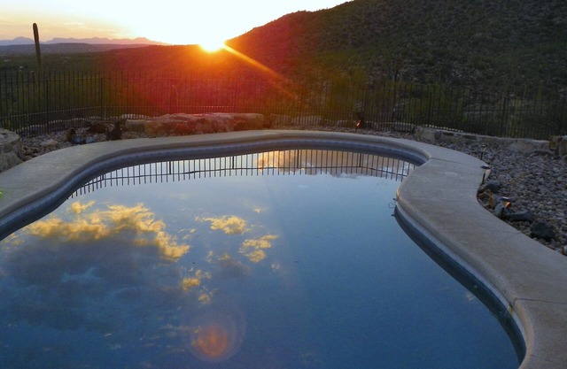 AWESOME Sunsets by the Heated Pool, putting green, hot tub & Tucson Night Lights