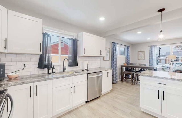 Awesome Two King Bed Upper Unit in Denver/Red Rocks