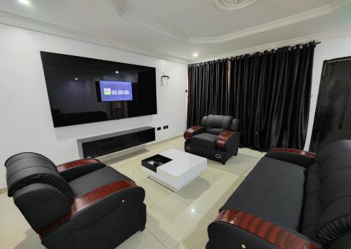 AY 10 Luxury Suites Lekki with Wifi, Heater, Cable TV, AC and Very Secured Estate
