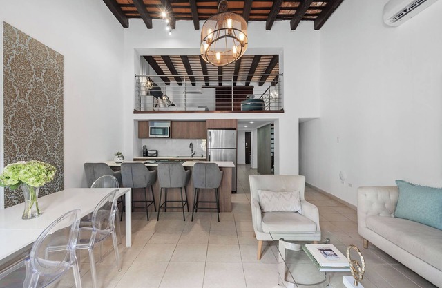 Azucena Mezzanine | Stylish retreat in the city!