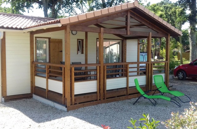 AZUR: Chalet in residential park in the heart of a pine forest, near beaches and golf.
