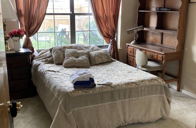 B: 2 BDRM 1 BAw/firepit Sleeps 4 Suite B