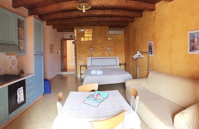 B&B Casa Vela - Studio Veliero with balcony overlooking the Borgo