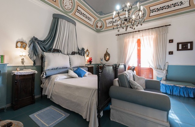 B&B Villa Pittorino: Master bedroom in Salina cir 19083037C100309