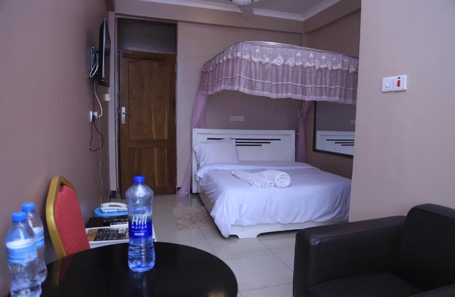 B10 Airport Lodge