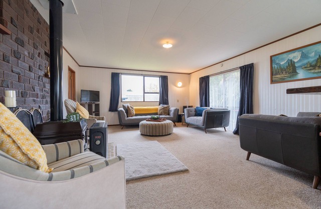 Bach on Pompolona – Te Anau Holiday Home