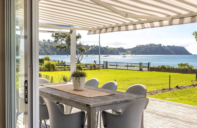 BACH ON THE BEACH | Coast & Country |n WINTER DEAL - Stay for 3 Pay for 2