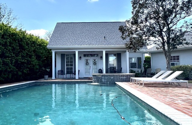 Backyard COZY Cottage in the heart of Houma!