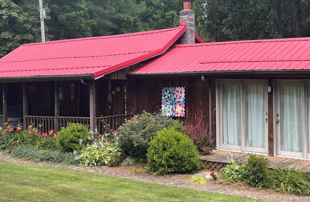 Baker's Cottage - Relax in this quiet mountain cottage by the creek.