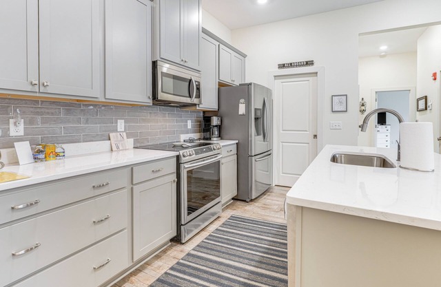 Balconies: Walkable Southside Chattanooga Condo!