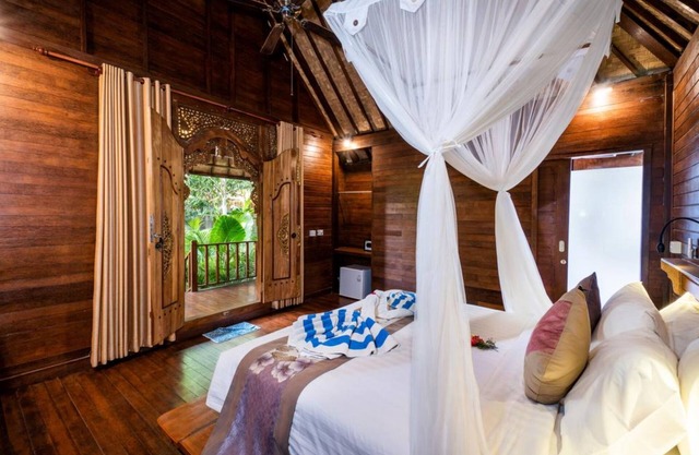 Balinese Wooden Room in Nusa Lembongan, Minutes to Beach