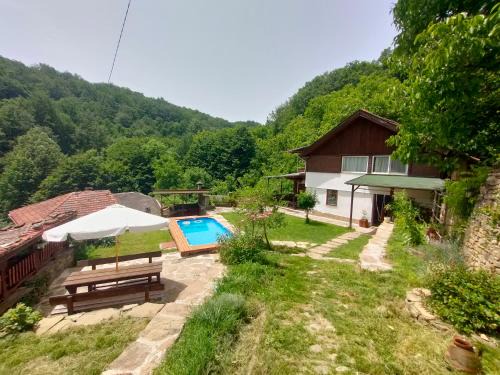 Balkans Serendipity - Forest View, Pet friendly Chalet with a garden