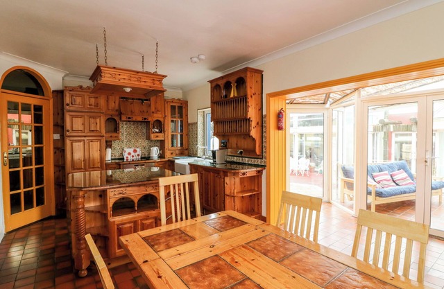BALLYSHEEN HOUSE, pet friendly in Rosslare Harbour, County Wexford