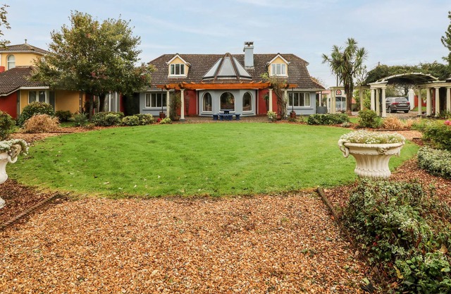 BALLYSHEEN HOUSE, pet friendly in Rosslare Harbour, County Wexford