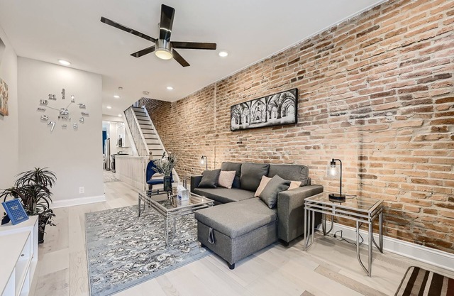 BALTIMORE ROWHOUSE CLOSE TO WATER KING BED PARKING