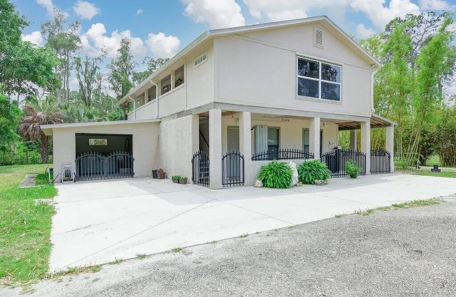 Bamboo Bayou getaway! Gorgeous bamboo and oaks with a pond
