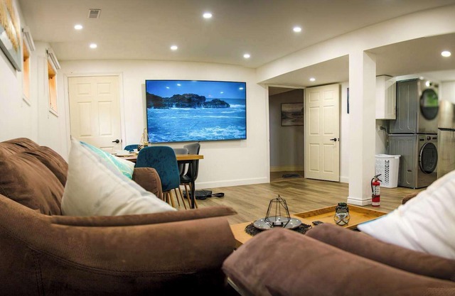 Bancroft Vibes Suite | Sleeps 6 | Cozy Retreat