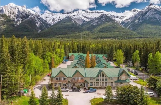 Banff Beautiful Townhouse free parking at the foot of Rocky Mountains