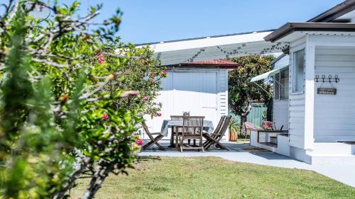 Bangalow Beach House - Ettalong, pet friendly, walk to beach,shops,cafes
